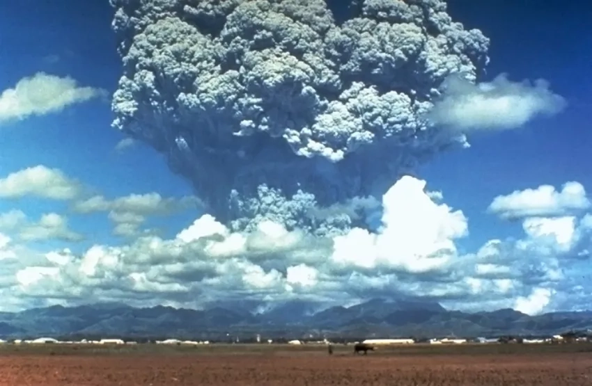 Photo of volcano Mount Pinatubo erupting