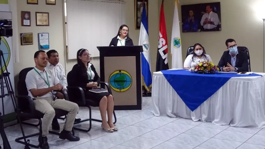 Officials participate in the inauguration of the Nicaragua volcano supersite on June 3, 2020. Pictured from left to right: Armando Saballos, geologist (INETER); William Martínez, scientific advisor (INETER); Eveling Espinoza, geologist coordinator (UNAN); Karla Acosta, communications director (INETER); Iris Cruz, director of geophysics (INETER); and Vladimir Gutierrez, director (INETER). Image credits: INETER/CCC César Pérez