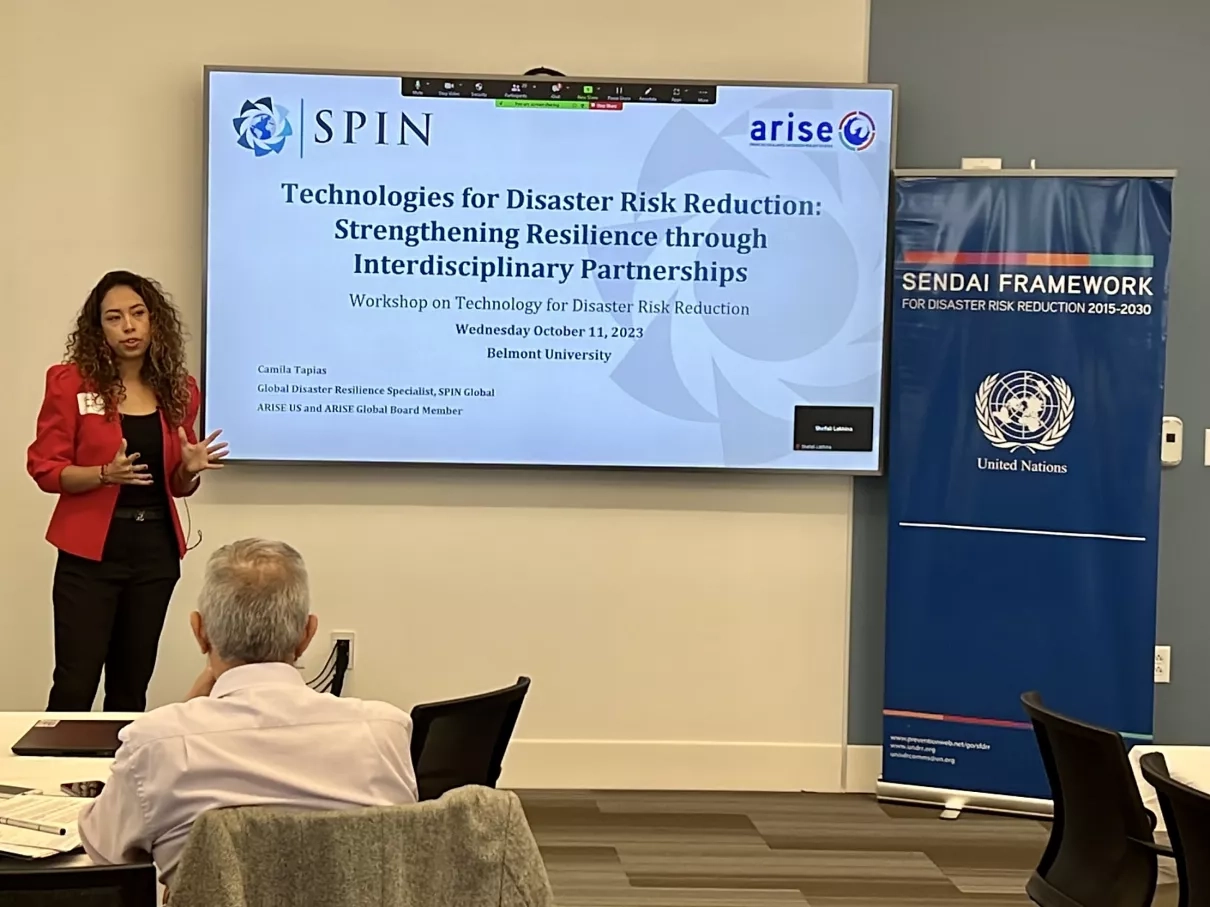 Camila Tapias, de SPIN Global, conversa con los asistentes al taller sobre el papel de las asociaciones para fortalecer la resiliencia y aprovechar la tecnología para el bien. Créditos: NASA/Seph Allen