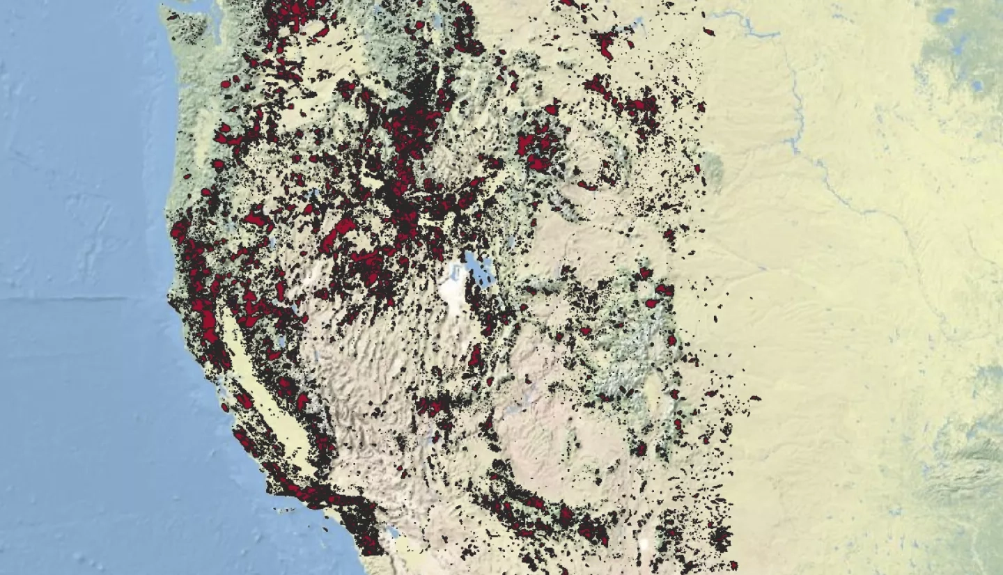 map of Western U.S. with red areas indicating fire area